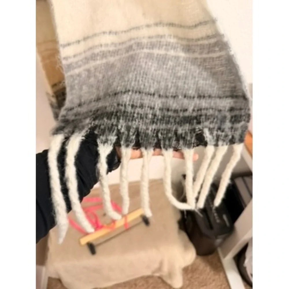 Old Navy Womens Oversized Blanket Scarf Cream Tan Grey Plaid Fringe One Size